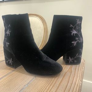 BLACK VELVET SUEDE EMBROIDERD BOOTS/HEELED BOOTIES